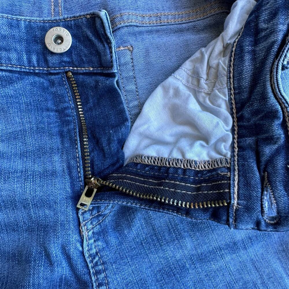 Torrid Light Wash Distressed Boyfriend Straight Vintage Stretch Jeans 16R - Picture 3 of 6